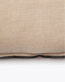Funda de cojín PAWAI de lino 60 x 60 cm en color natural con overlock negro