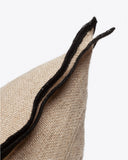 Funda de cojín PAWAI de lino 60 x 40 cm en color natural con overlock negro