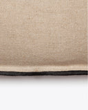 Funda de cojín PAWAI de lino 60 x 40 cm en color natural con overlock negro