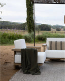 Sofá de exterior PANJANG 3/4 plazas de madera de teca 260 x 82 x 62 cm en acabado envejecido y textil blanco