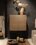 Vitrina TAMAN de madera de teca reciclada y hierro 110 x 45 x 170 cm en color natural