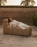 Chaise longue de exterior CHOPIN de olefina reciclada 93 x 145 x 78 cm en color arena (Sand)