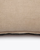 Funda de cojín PAWAI de lino 50 x 50 cm en color natural con overlock negro