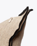 Funda de cojín PAWAI de lino 50 x 50 cm en color natural con overlock negro