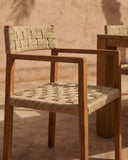 Silla de exterior con reposabrazos CORA de madera de teca y cuerda sintética 52 x 56 x 77 cm en color natural
