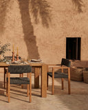 Silla de exterior con reposabrazos CORA de madera de teca y cuerda sintética 52 x 56 x 77 cm en color natural y negro