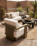 Sofá de exterior PANJANG 1 plaza en teca natural con acabado envejecido, 88 x 83 x 81 cm, con tapizado color marfil (Ivory)