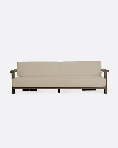 Sofá de exterior PANJANG 3/4 plazas de madera de teca 260 x 83 x 81 cm en acabado envejecido y tapicería natural
