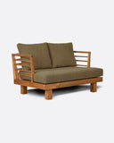 Sofá de exterior STRAUSS 2 plazas en teca natural y olefina, 130 x 84 x 67 cm, con tapizado color arena (Sand)