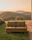 Sofá de exterior STRAUSS 2 plazas en teca natural y olefina, 130 x 84 x 67 cm, con tapizado color arena (Sand)