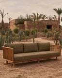 Sofá de exterior TOPRAK 3 plazas en teca natural y olefina, 260 x 82 x 77 cm, con tapizado color arena (Sand)