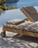 Tumbona de exterior GENESIS de madera de teca 201 x 139 x 27 cm con colchón color arena (sand)