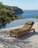 Tumbona de exterior GENESIS de madera de teca 201 x 78 x 27 cm con colchón color arena (Sand)