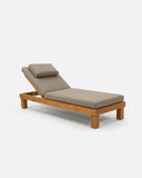 Tumbona de exterior STRAUSS en teca natural, 200 x 80 x 25 cm, con colchón color arena (Sand)