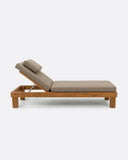 Tumbona de exterior STRAUSS en teca natural, 200 x 80 x 25 cm, con colchón color arena (Sand)