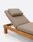 Tumbona de exterior STRAUSS en teca natural, 200 x 80 x 25 cm, con colchón color arena (Sand)