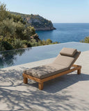 Tumbona de exterior STRAUSS en teca natural, 200 x 80 x 25 cm, con colchón color arena (Sand)
