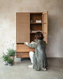 Vitrina CORA de madera de teca, hierro y cuerda de papel 100 x 45 x 176 cm